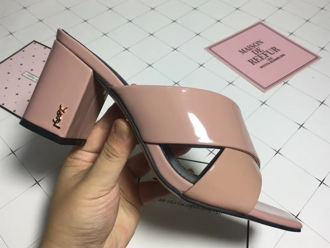👟👟Ex-factory price 340👟👟 Genuine leather base +40 7CM heel cow patent leather series. 2018 Saint Laurent YSL’s strongest new cross-strap slippers are available in two heel heights. They are 7CM and 9CM respectively. The fabric is made of cowhide. The lining is made of first-layer sheepskin. Size: 34-41 (size 42 can be customized). It is very stable when walking and does not lose its heel.